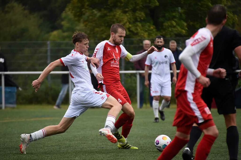 Alexander Meyerfeldt (in rot, TSV Bordesholm), gegen Jannik Westphal (VfB LübeckII), wird im nächsten Spiel (5. gelbe Karte) fehlen. © 2024 Olaf Wegerich