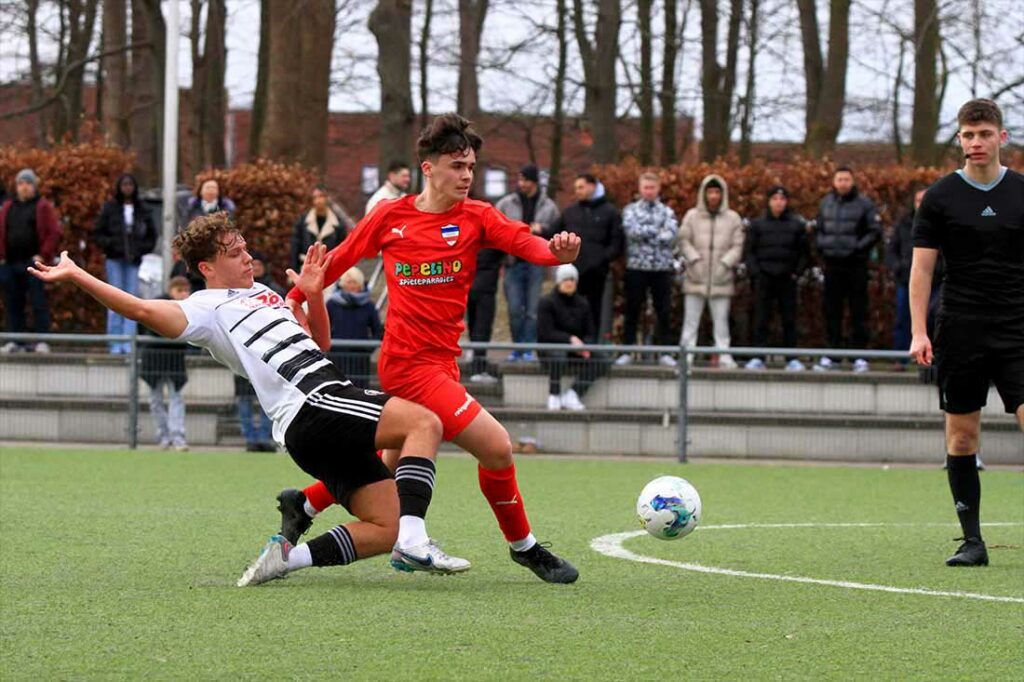 Visar Mehmeti (in rot, Inter Türkspor Kiel) gegen Dominik Möller (Preußen Reinfeld). © 2024 Ismail Yesilyurt Visar Mehmeti (in rot, Inter Türkspor Kiel) gegen Dominik Möller (Preußen Reinfeld). © 2024 Ismail Yesilyurt