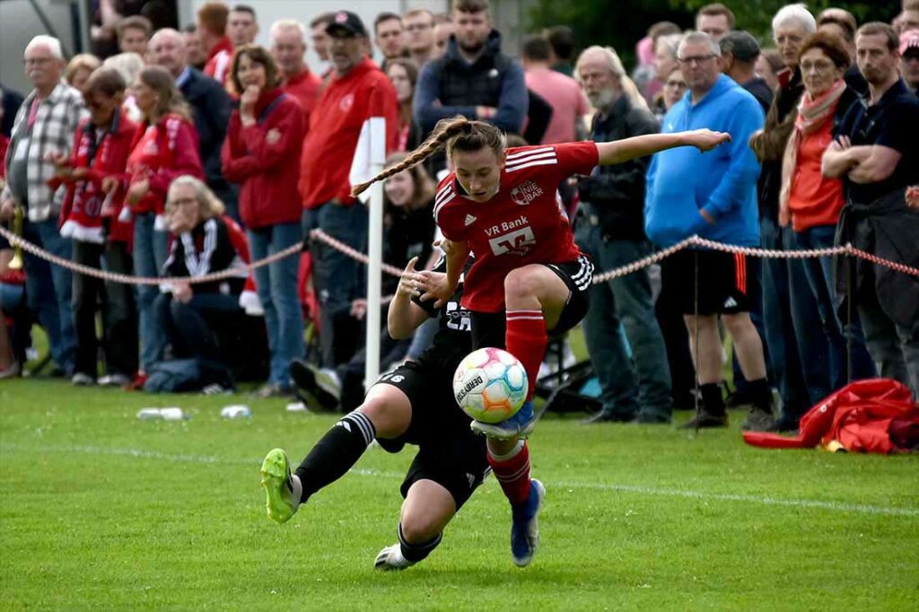 Leonie Leege (FFC Audorf) gegen Nathalie Otto (am Ball, SG NieBar). © 2024 Olaf Wegerich