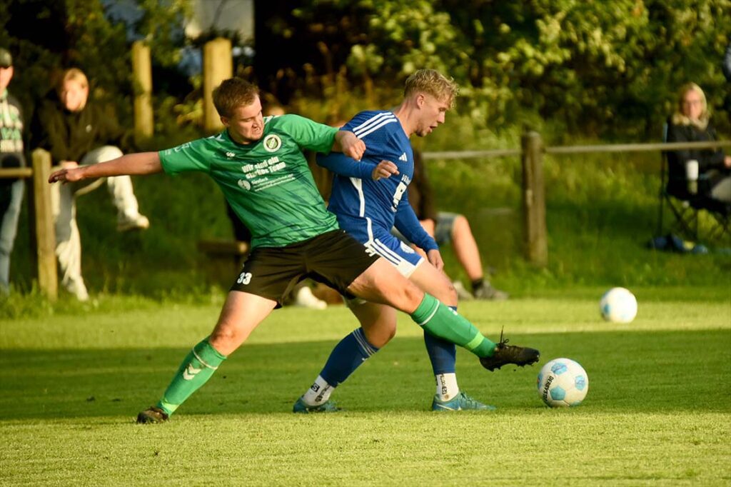 Melvin Tönsing (li., FC Burg) gegen Joris Scherbath (TuS Nortorf). © 2025 Olaf Wegerich Melvin Tönsing (li., FC Burg) gegen Joris Scherbath (TuS Nortorf). © 2025 Olaf Wegerich