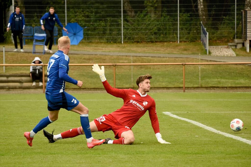 Mats Henke (Rotenhof) trifft gegen Christopher Thomsen (Heide) zum 1:1 Ausgleich. © 2025 Olaf Wegerich Mats Henke (Rotenhof) trifft gegen Christopher Thomsen (Heide) zum 1:1 Ausgleich. © 2025 Olaf Wegerich