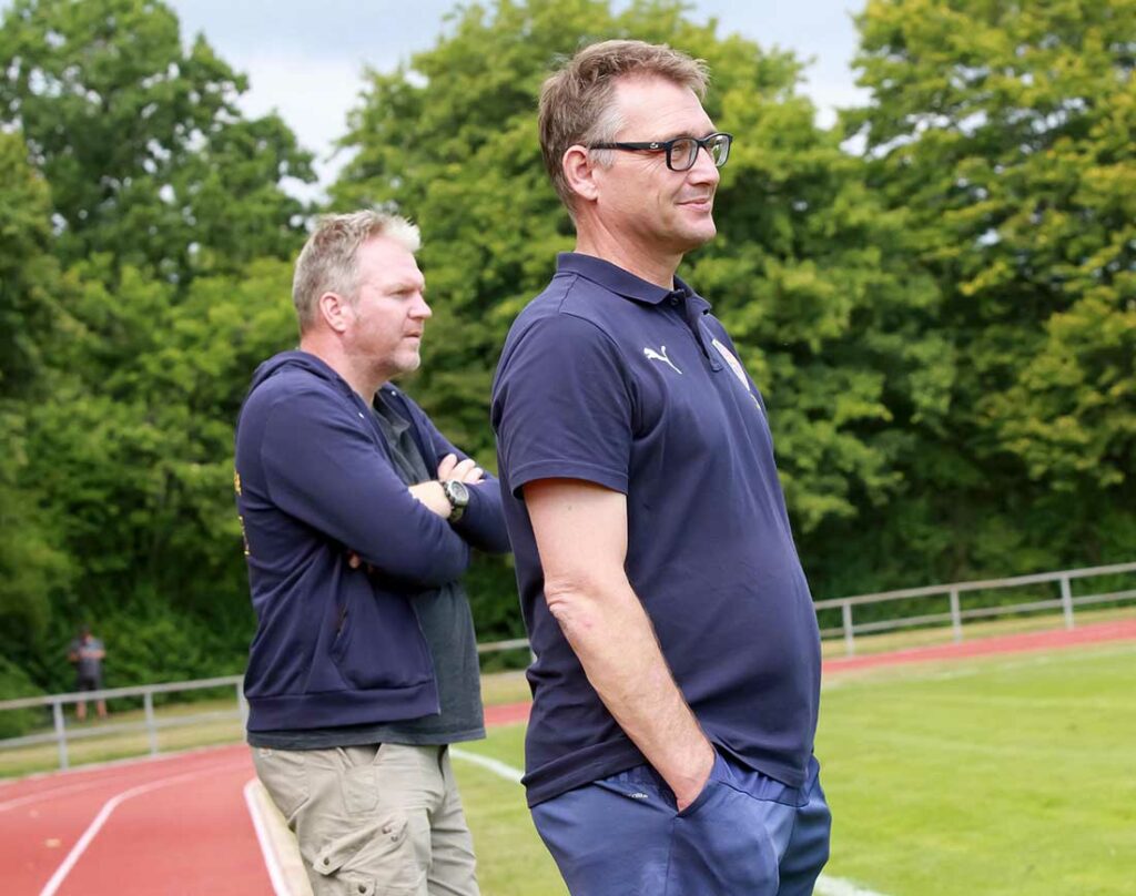 Jürgen Muus (vorne, Trainer FSG Saxonia) war mit der Leistung in den ersten 45 Minuten einverstanden (Archivfoto) © 202 Ismail Yesilyurt
