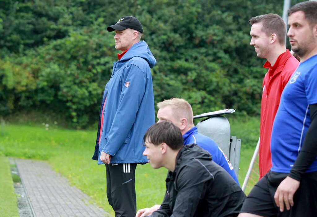 Coach Sören Warnick (SC Rönnau) war in den letzten drei Spielen gewzungen, bei der Besetzung der Startformation neu zu modellieren. © Ismail Yesilyurt