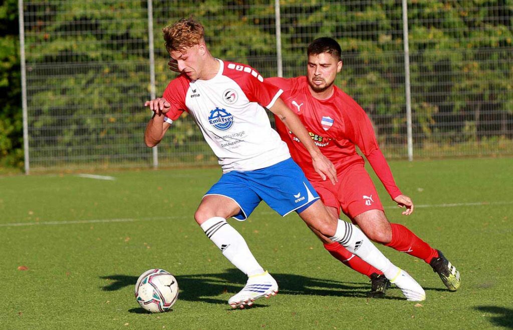 Valentin Sinzel (vorne) brachte den Husumer SV mit dem 2:1 auf die Siegerstraße (Archivfoto). © 2022 Ismail Yesilyurt