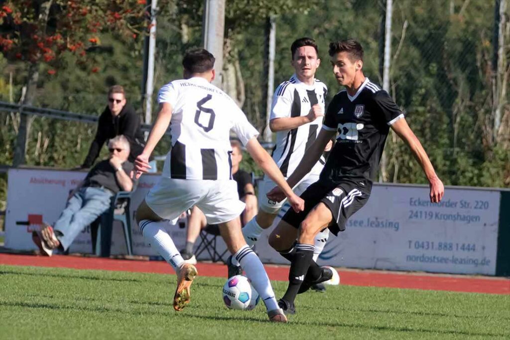 Philip Albers (in schwarz, MTV Dänischenhagen) hat auch Chancen zur 2:1-Führung. © 2024 Ismail Yesilyurt Philip Albers (in schwarz, MTV Dänischenhagen) hat auch Chancen zur 2:1-Führung. © 2024 Ismail Yesilyurt