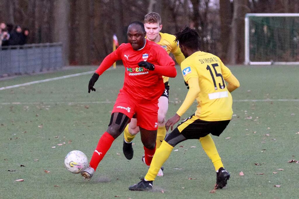 Das Vorspiel zum Elfmeter. Moshood Adesanya läuft an Abdoulaye Diallo vorbei in Position. Im Schlepptau Christoph Dethlefsen. © 2023 Ismail Yesilyurt