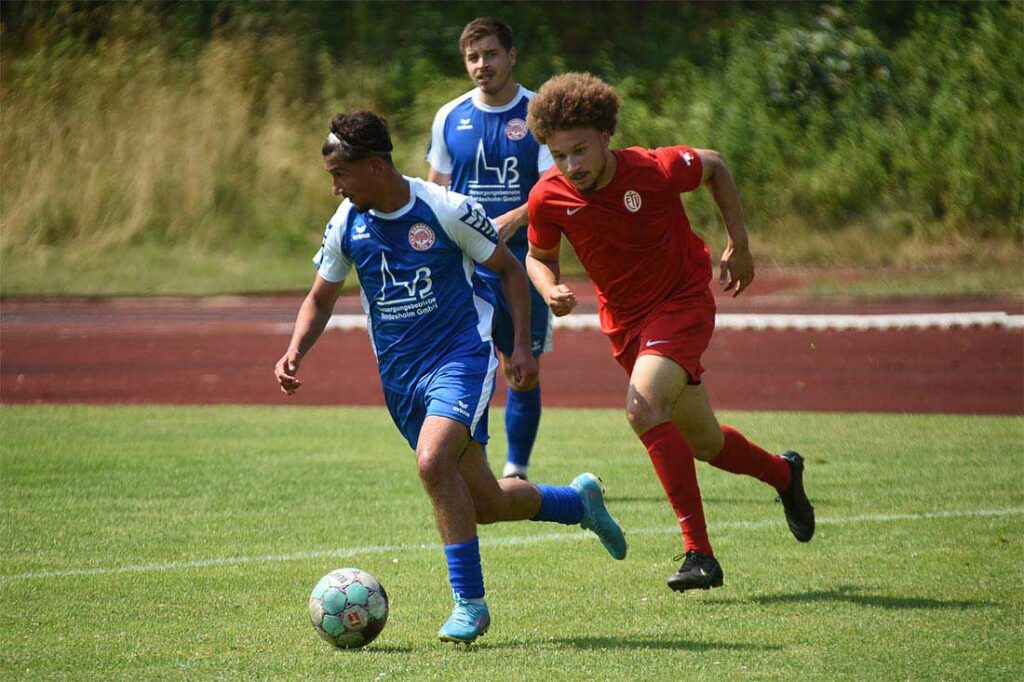 Neuzugang Devran Boztepe (TSV Bordesholm) enteilt Noel Denis (ETV). © 2023 Olaf Wegerich Neuzugang Devran Boztepe (TSV Bordesholm) enteilt Noel Denis (ETV). © 2023 Olaf Wegerich
