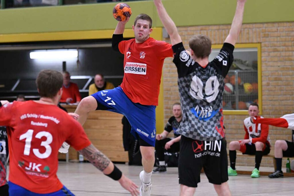 Felix Stiller (HSG Schülp/ W/ RD, beim Torwurf) ist für das Spiel der HSG unverzichtbar. © 2023 Horst Reinke Felix Stiller (HSG Schülp - W -RD, beim Torwurf) ist für das Spiel der HSG unverzichtbar. © 2023 Horst Reinke
