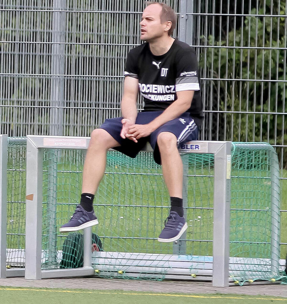 Cheftrainer Dennis Trociewicz hat mit seiner nachhaltigen Arbeit beim TSV Klausdorf eine starke Mannschaft geformt. Cheftrainer Dennis Trociewics hatmit seiner nachhaltigen Arbeit beim TSV Klausdorf eine starke Mannschaft geformt. © Ismail Yesilyurt