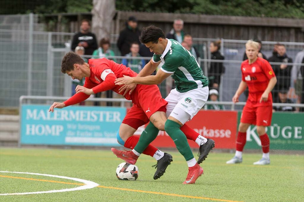 Packender Zweikampf zwischen Florian Foit (Kilia Kiel) und Noah Andreas (re., VfB Lübeck). © 2025 Ismail Yesilyurt Packender Zweikampf zwischen Florian Foit (Kilia Kiel) und Andreas (re., VfB Lübeck). © 2025 Ismail Yesilyurt