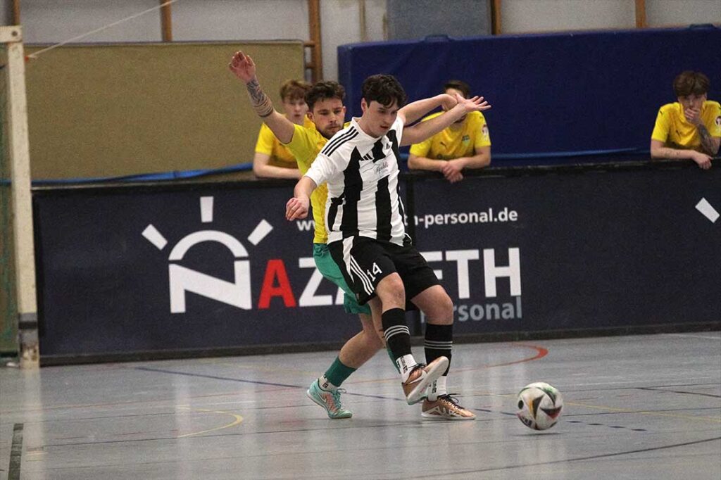 Junus Telli (Heikendorfer SV) schirmt den Ball gegen Marvin Petersen (SVE Comet Kiel) ab. © 2025 Ismail Yesilyurt Junus Telli (Heikendorfer SV) schirmt den Ball gegen Marvin Petersen (SVE Comet Kiel) ab. © 2025 Ismail Yesilyurt