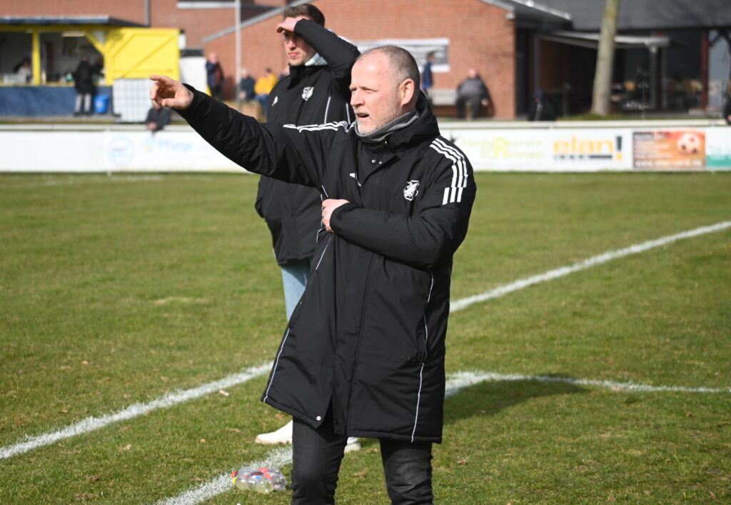Trainer Jörg Zenker und der TUS Hartenholm haben mit dem 10. Platz souverän den Klassenerhalt geschafft. © 2026 Olaf Wegerich