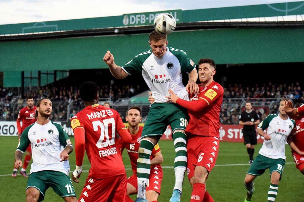Jannik Löhden (mitte, VfB Lübeck) bekam eine große Chance auf die Führung (Archivfoto). © 2022 Olaf Wegerich Jannik Löhden (mitte, VfB Lübeck) bekam eine große Chance auf die Führung (Archivfoto). © 2022 Olaf Wegerich