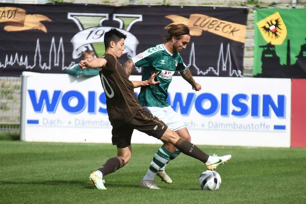 Felix Drinkuth (re., VfB Lübeck) markierte den Endstand. © 2022 Olaf Wegerich Gwangin Lee (FC St. Pauli II) gegen Felix Drinkuth (re., VfB Lübeck). Quelle: Olaf Wegerich