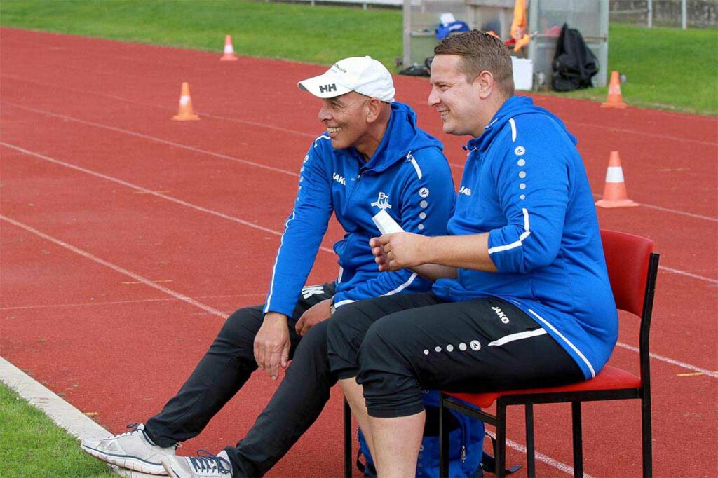 Die seit Saisonstart herrschende Personalnot findet für Andreas Möller (li., Trainer Preetzer TSV) und Torwarttrainer Lennart Weidner einfach kein Ende. © 2022 Ismail Yesilyurt