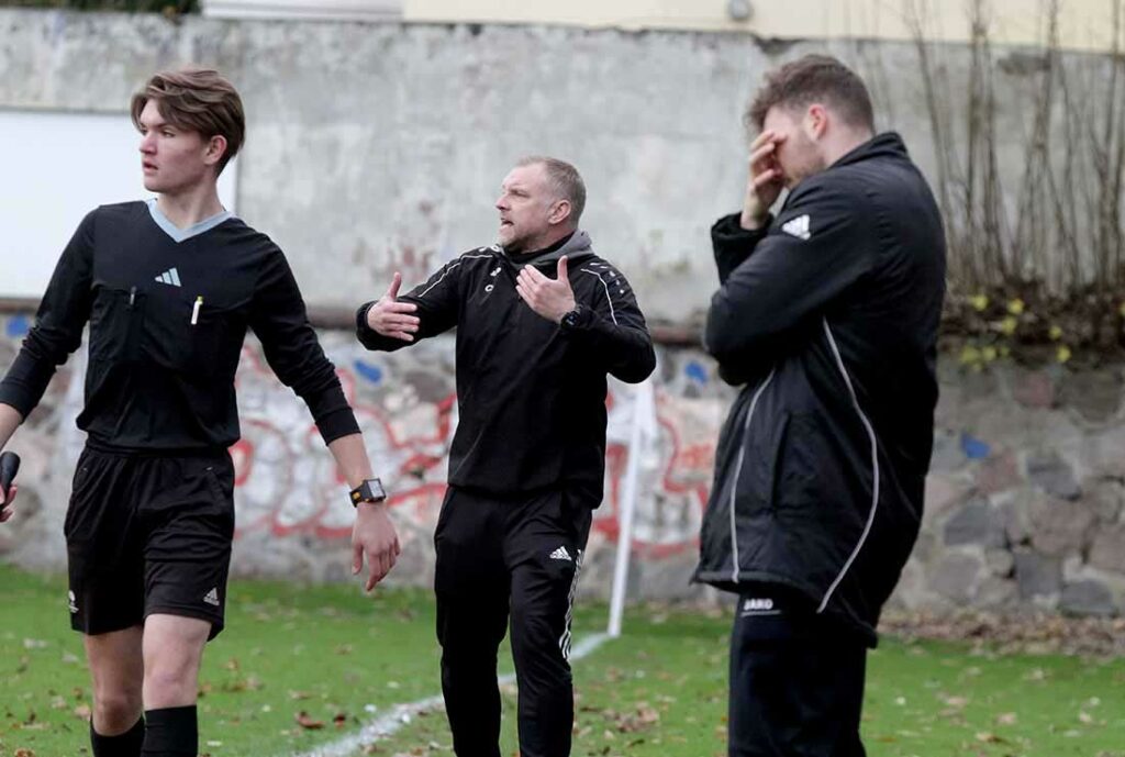 Mit Christian Ströh (mitte) als Trainer ist wieder mehr Leben in der Mannschaft des TSV Vineta Audorf. © 2023 Ismail Yesilyurt