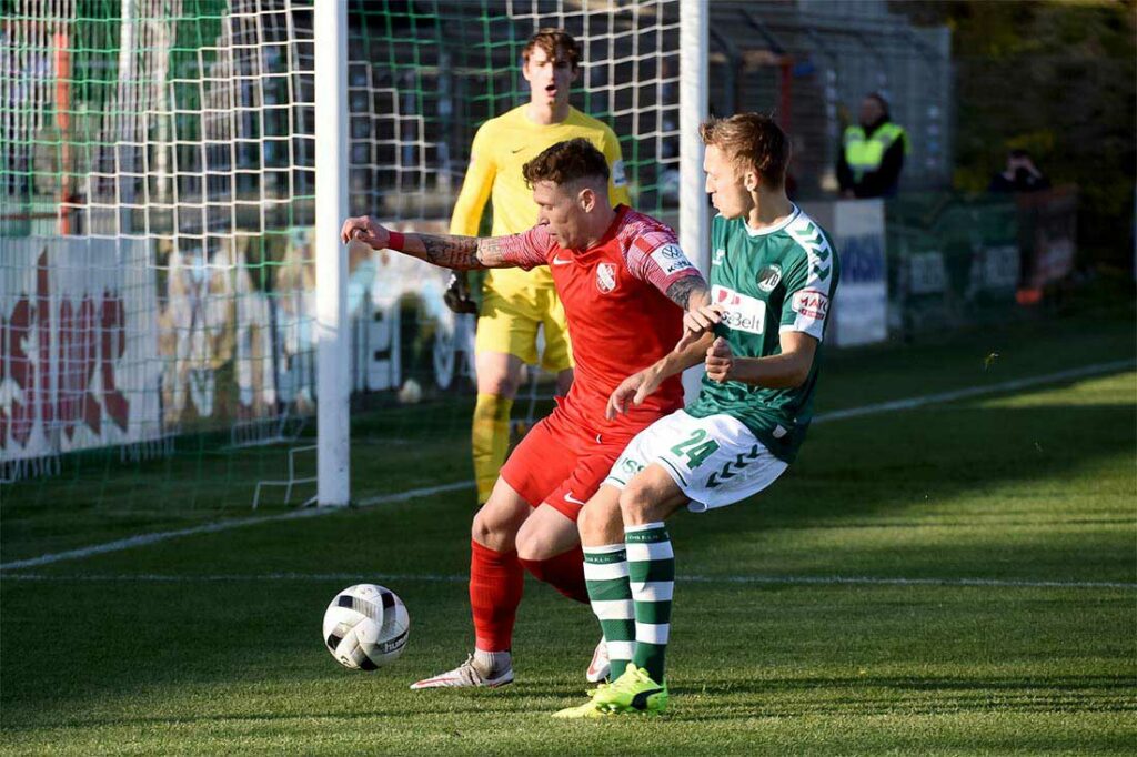 Florian Riedel (li., Havelse) gegen Morten Rüdiger (VfB Lübeck). © 2022 Olaf Wegerich Florian Riedel (li., Havelse) gegen Morten Rüdiger (VfB Lübeck). © 2022 Olaf Wegerich