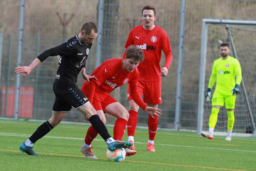 Wichtiger Faktor in der Rechnung von Coach Nicola Soranno - Tom Warncke (in rot, Kilia Kiel) gegen Pansdorfs Paul Meins. © 2023 Ismail Yesilyurt