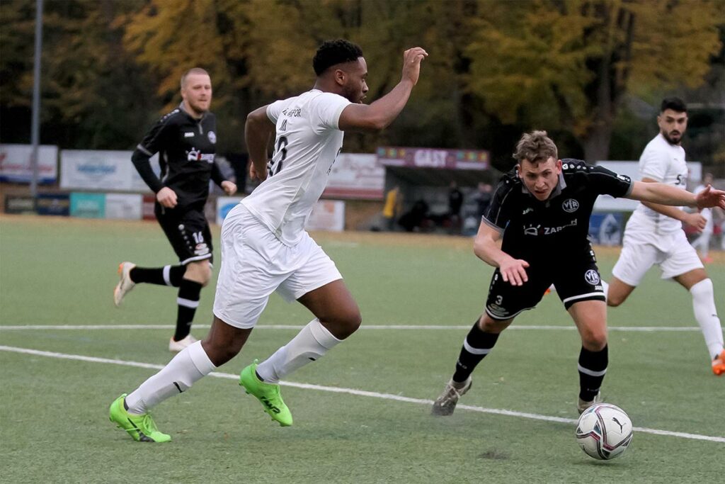 Lasse Saager (re., Szene aus dem Spiel bei Inter II) und der VfR Laboe laufen dem Glück nach, doch Fortuna ist schneller. © Ismail Yesilyurt