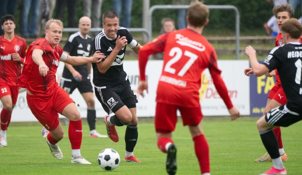 Ove Witt (Kilia Kiel) im Laufduell mit Jonah Gieseler (Heider SV). © 2026 Volker Schlichting Ove Witt (Kilia Kiel) im Laufduell mit Jonah Gieseler (Heider SV). 169 2026 Volker Schlichting