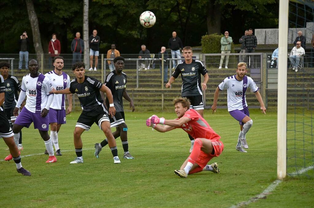 Phönix-Keeper Vladyslav Galytsky bei einer Faustabwehr, die fast ins Auge gegangen wäre. © 2025 Olaf Wegerich