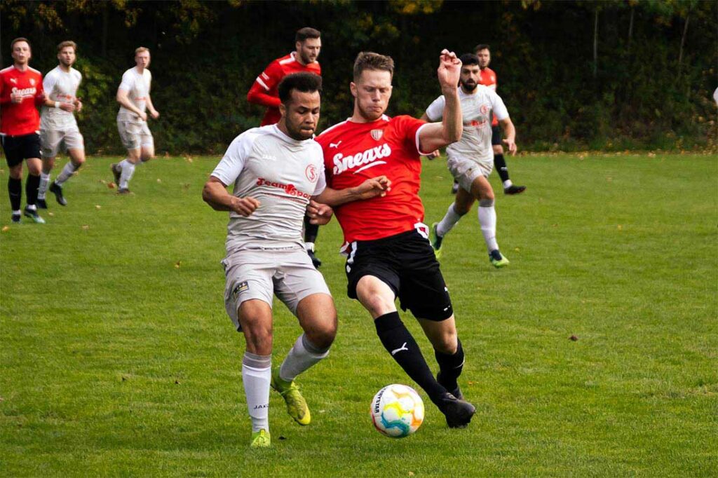 Terrence Dorring (li., Concordia Schönkirchen) wird von Mika Rosenthal (Rot-Schwarz Kiel) attackiert. © 2022 Henrik Petersen