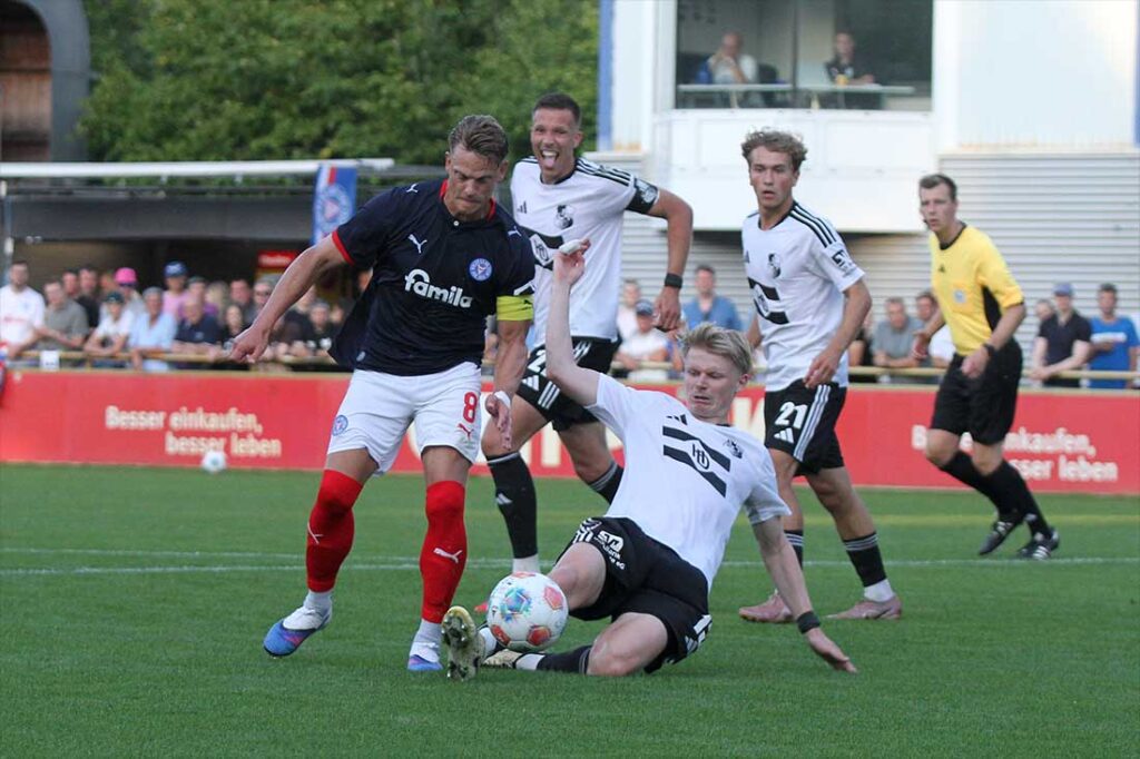 Henrik Fleige (Heider SV) rettet gegen Rene Guder (li., Holstein Kiel II) in der Box. © 2026 Ismail Yesilyurt Henrik Fleige (Heider SV) rettet gegen Rene Guder (li., Holstein Kiel II) in der Box. © 2026 Ismail Yesilyurt