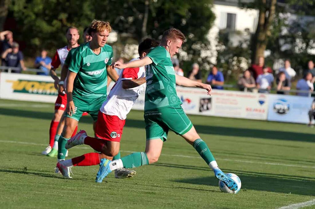 Timo Barendt (re., PSV Neumünster) dreht nach seiner Einwechselung nach der Pause durch - mit 4 Toren in Folge gegen Eidertal Molfsee. © 2024 Ismail Yesilyurt