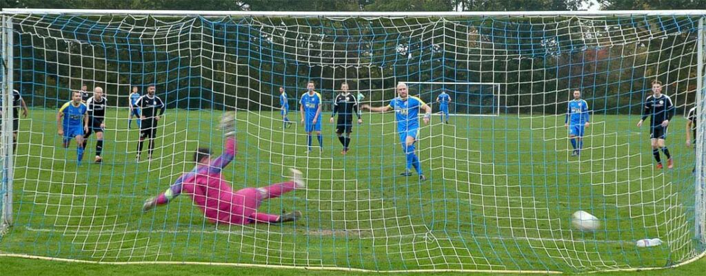 Jan Olaf Muhs verwandelt sicher per Foulelfmeter auf 2-0 für die FSG Saxonia. © 2022 Lothar Rath Jan Olaf Muhs verwandelt sicher per Foulelfmeter auf 2-0 für die FSG Saxonia. © 2022 Lothar Rath