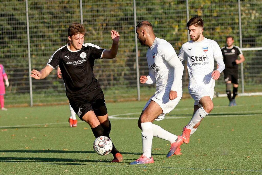 Jannik Müller (links, Probsteier SG, Szene aus Spiel bei Inter II) stand dicht vor dem 1:0 für die PSG. Jannik Müller (links, Probsteier SG) machte viele Fortschritte, daneben Ali Al Khudary und Batuhan Ibrahimoglu (Inter Türkspor Kiel II). © Ismail Yesilyurt
