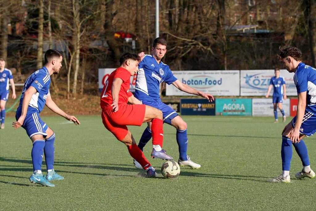 Melih Cerrah (Inter Türkspor Kiel) setzt sich gleich gegen Justin Pein (TSV Rantrum), Brian Kliese und Oke Flatterich (v. l.) durch. © 2025 Ismail Yesilyurt