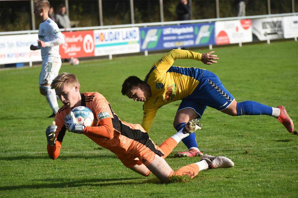 Keeper Torben Franzenburg (PSV Neumünster) kann vor Emanuel Bento (SV Todesfelde) klären. © 2022 Olaf Wegerich Keeper Torben Franzenburg (PSV Neumünster) kann vor Emanuel Bento (SV Todesfelde) klären. © 2022 Olaf Wegerich