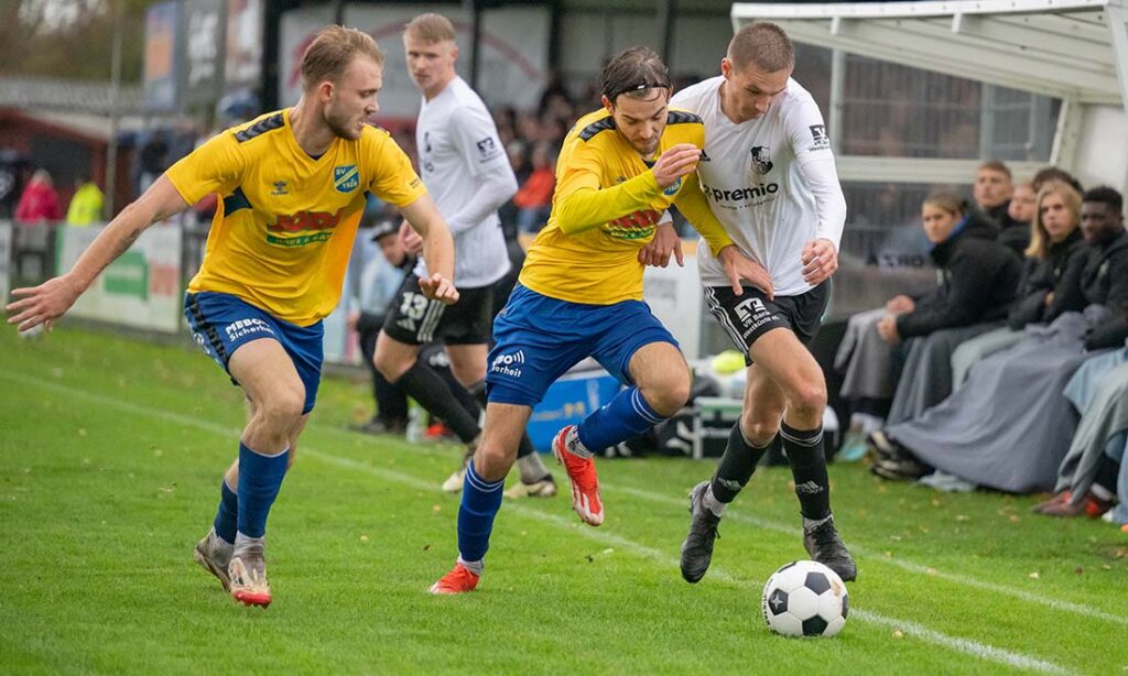 Marvin Wolf (Heider SV) gegen Max Musci (SV Todesfelde) Tyler Körting (li.). © 2025 Volker Schlichting Marvin Wolf (Heider SV) gegen Max Musci (SV Todesfelde) Tyler Körting (li.). © 2025 Volker Schlichting