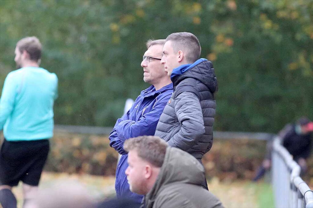 Mit Jens Theuerkauf (li.) verliert die SG Oldenburg-Göhl) nicht wenig ihrer Identität. Rechts Spieler Ligamanager Lars Brunner. © 2024 Ismail Yesilyurt Jens Theuerkauf (l., SG Oldenburg-Göhl) mit Spieler und Ligamanager Lars Brunner. © 2024 Ismail Yesilyurt
