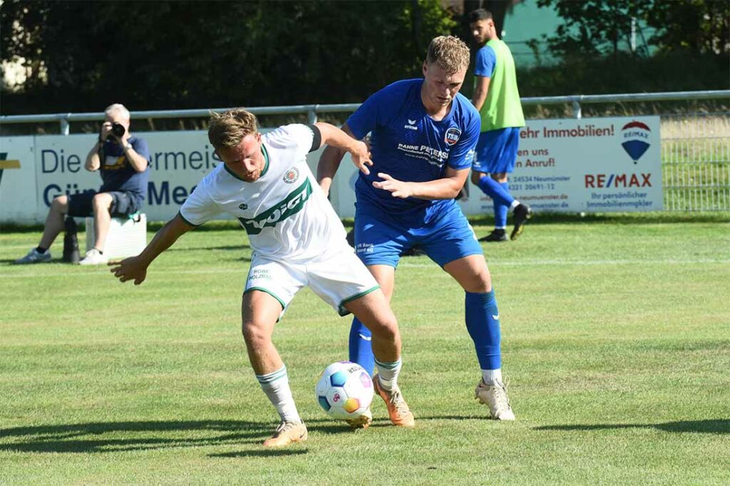 Til Küffner (li., PSV Neumünster), hier gegen Gian Luca Bracht (TSB Flensburg), verliert nach viel Fouls etwas die Beherrschung. © 2023 Olaf Wegerich