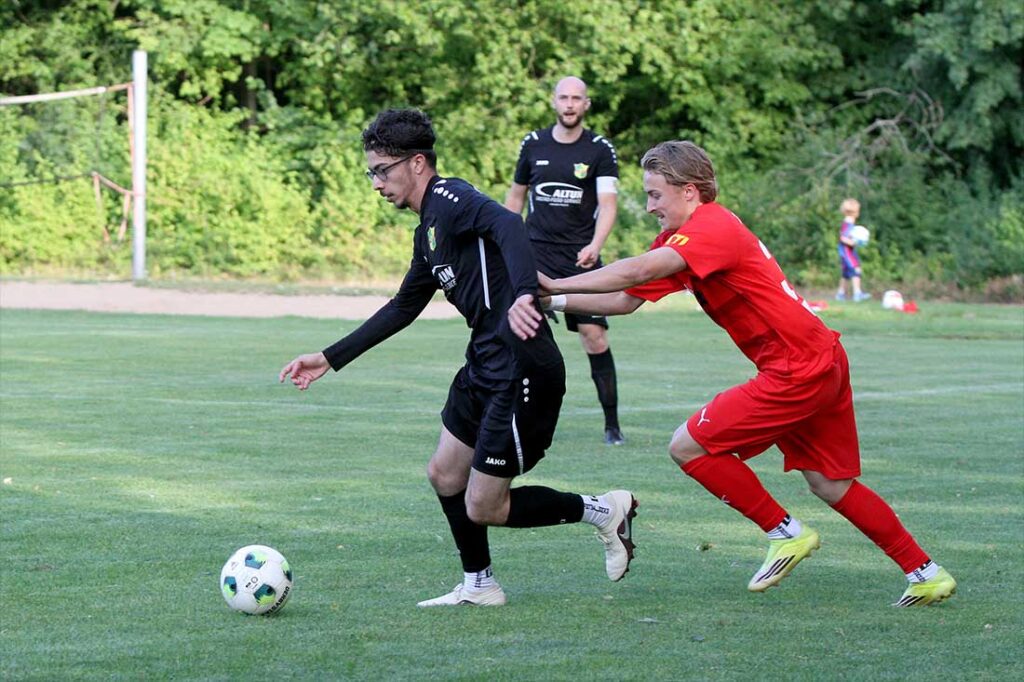 Serdar Ortac (MED SV) hat den Ball von Max Petersen (Kilia Kiel) erobert. © 2026 Ismail Yesilyurt Serdar Ortac (MED SV) hat den Ball von Max Petersen (Kilia Kiel) erobert. © 2026 Ismail Yesilyurt