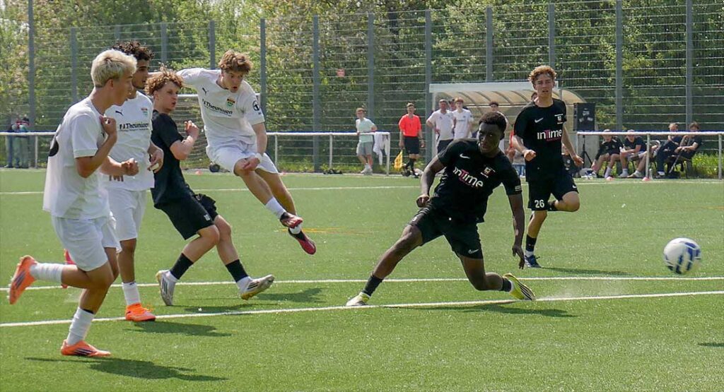 Luis Formeseyn (4. v.li., TSV Kronshagen) sucht den Abschluss nach einer Ecke. © 2026 Dennis Hermann