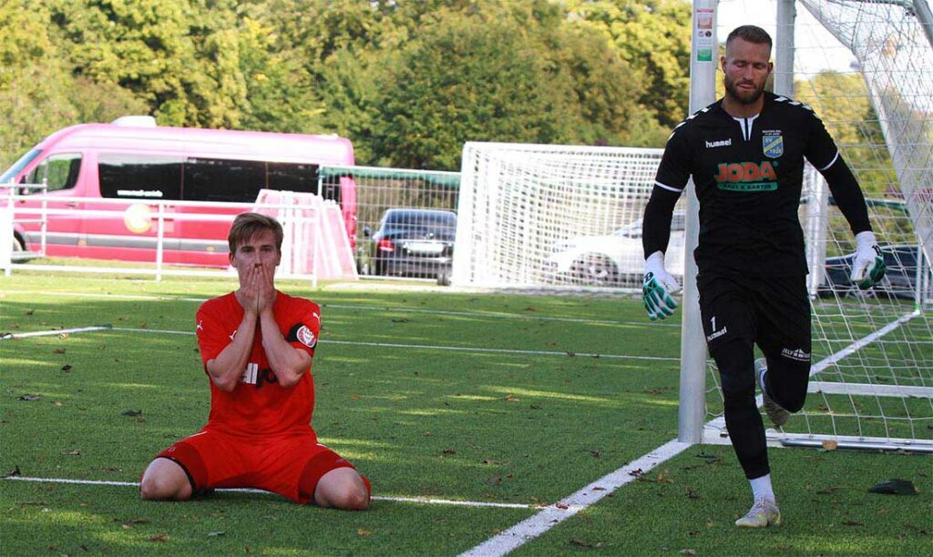 Yannik Jakubowski, Schütze zweier Klassetore und hier nach einer Großchance (61.), kann es später auch nicht fassen. Der FC Kilia Kiel vergibt einen sicheren Sieg. Rechts SVT-Keeper Fabian Landvoigt Quelle: Ismail Yesilyurt