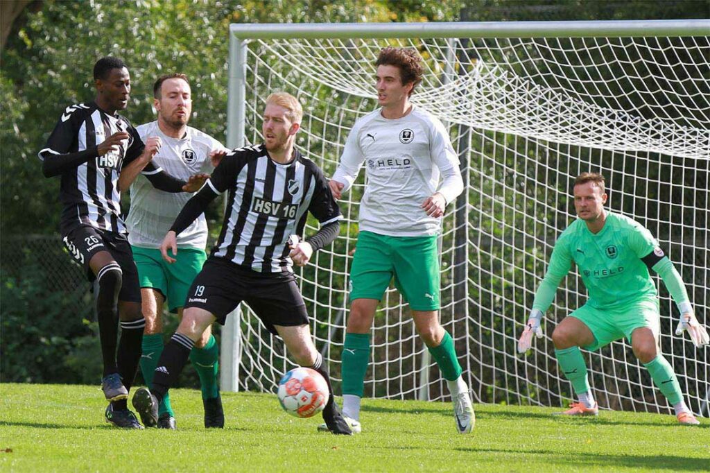 Klausdorfs Spieler Maik Gorn (re.) und Christer Reiser kommen nicht an den Ball, der auch an Timo Martens (19, Heikendorfer SV) und Bangally Singhateh vorbei rollt. Quelle: Ismail Yesilyurt