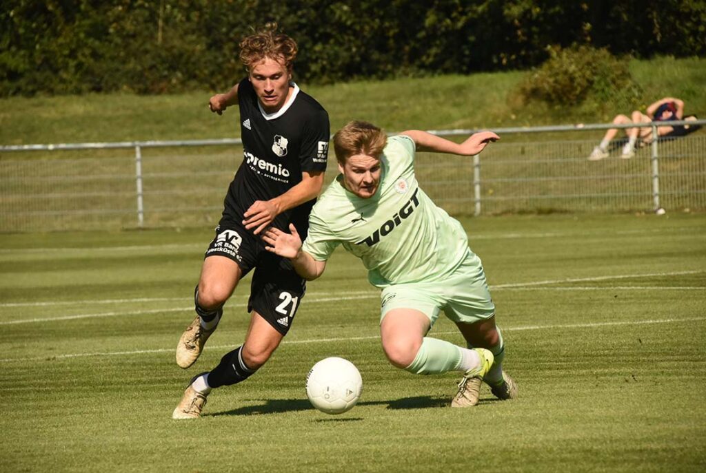Thede Reimers (Heider SV) gegen Calvin Ehlert (PSV). © 2025 Olaf Wegerich Thede Reimers (Heider SV) gegen Calvin Ehlert (PSV). © 2025 Olaf Wegerich