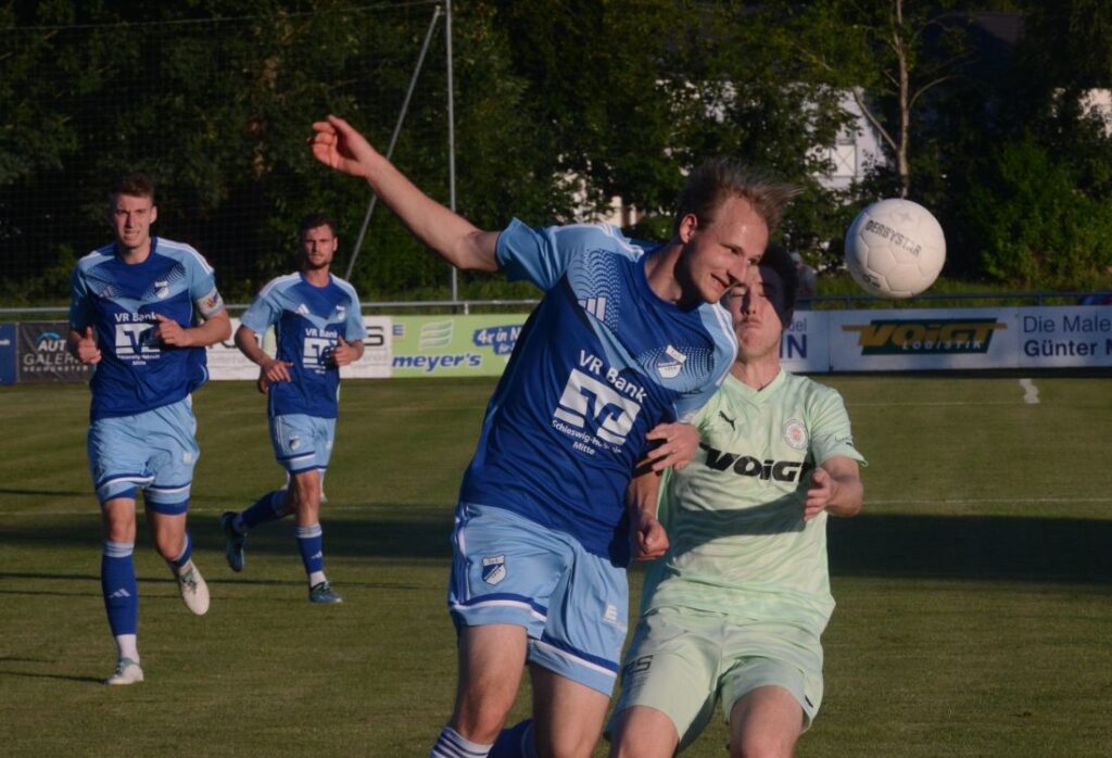 Christoph Ohm (TUS Rotenhof) klärt vor Meiko Werner (PSV Neumünster). © 2026 Olaf Wegerich Christoph Ohm (TUS Rotenhof) klärt vor Meiko Werner (PSV Neumünster). © 2026 Olaf Wegerich