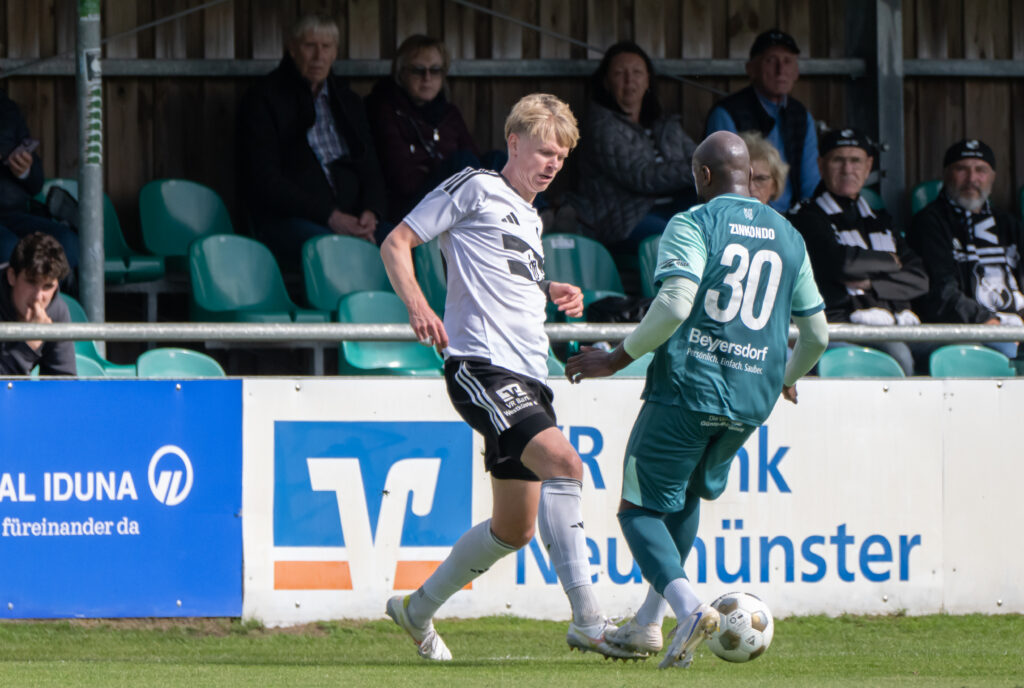 Hendrik Fleige (Heider SV) gegen Grady Zinkondo (PSV Neumünster). © 2026 Volker Schlichting Hendrik Fleige (Heider SV) gegen Grady Zinkondo (PSV Neumünster). © 2026 Volker Schlichting