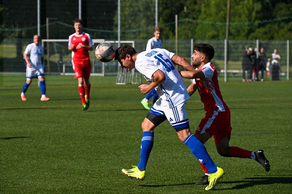Micha Dehner (SpVg Eidertal Molfsee II) vor Sahand Hamed (TSV Bordesholm) am Ball. © 2025 Christoph Thurner Micha Dehner (SpVg Eidertal Molfsee II) vor Sahand Hamed (TSV Bordesholm) am Ball. © 2025 Christoph Thurner