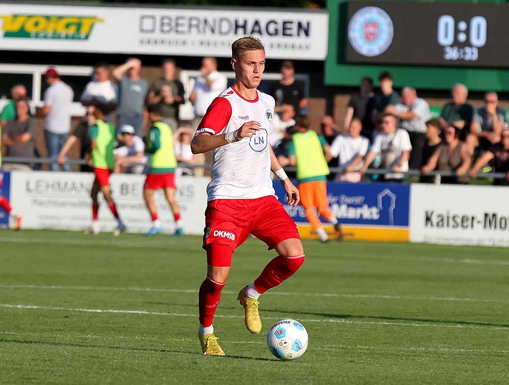 Julian Albrecht (VfB Lübeck) bereitete das Abseitstor von Herdi Bukusu vor. © 2024 Ismail Yesilyurt Julian Albrecht (VfB Lübeck) bereitete das Abseitstor von Herdi Bukusu vor. © 2024 Ismail Yesilyurt