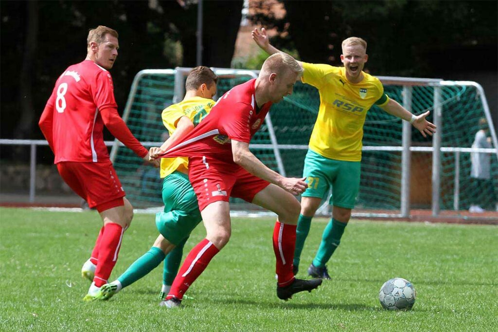 Marcel Vones (SVE Comet Kiel) beschwert sich. aber Mitspieler Niklas Schmidt zerrt am Trikot von Malte Lucht (TSV Bordesholm). © Ismail Yesilyurt