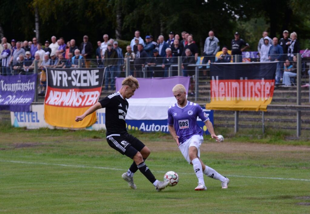Tarek von Böhlen (li., Heider SV) gegen Jan Lippegaus (VfR Neumünster). © 2026 Olaf Wegerich Tarek von Böhlen (li., Heider SV) gegen Jan Lippegaus (VfR Neumünster). © 2026 Olaf Wegerich