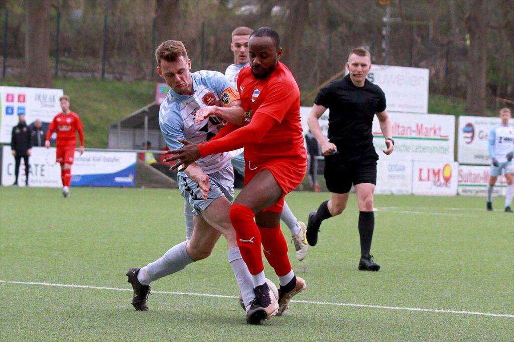 Das Foulspiel von Finn Lorenzen (li., Weiche Flensburg 08 II) an Grady Zinkondo (Inter Türkspor Kiel) bleibt bei 0:0 ungeahndet. © 2023 Ismail Yesilyurt