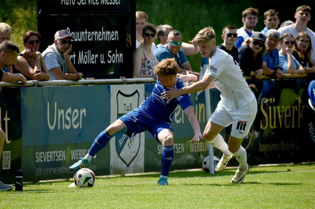 Mika Flindt (am Ball, Rotenhof) -im Zweikampf mit Luc-Jonathan Justen (Eckernförder SV). © 2024 Olaf Wegerich Mika Flindt (am Ball, Rotenhof) -im Zweikampf mit Luc-Jonathan Justen (Eckernförder SV). © 2024 Olaf Wegerich
