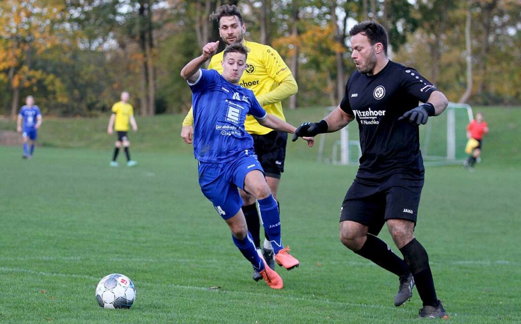 Moritz Danberg (in blauem Trikot) und die Tormaschine PTSV blieben in der Wik ohne Treffer, rechts Wiks Keeper Justin Sörensen, im Hintergrund Sascha Lazinka. Moritz Dannberg (in blauem Trikot) und die Tormaschine PTSV blieben in der Wik ohne Treffer, rechts Wiks Keeper Justin Sörensen, im Hintergrund Sascha Lazinka. © Ismail Yesilyurt