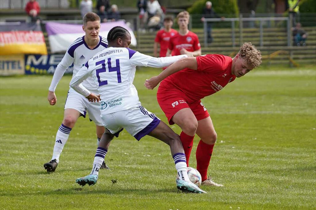 Luca Bracht (re., TSB Flensburg) im Zweikampf gegen Bright Z.J. Hukporti (VfR Neumünster). © 2024 Jacqueline Röder